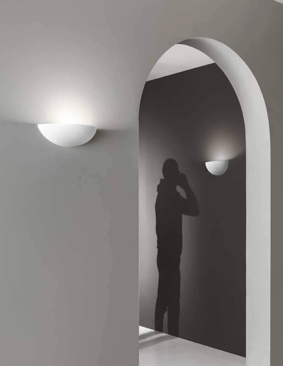 Applique Moritz Fan Europe accese accanto a un arco in un ingresso grigio