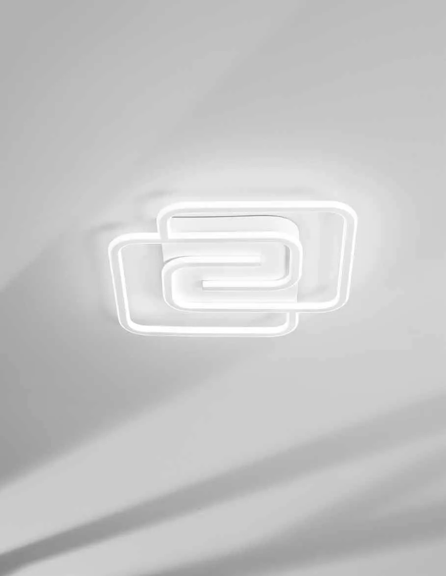 Plafoniera Cayman Fan Europe a profilo luminoso su un soffitto bianco