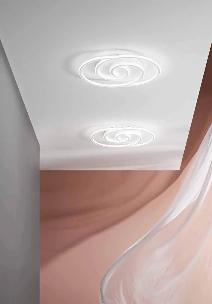 Due plafoniere Cayman Fan Europe sul soffitto sopra una parete rosa