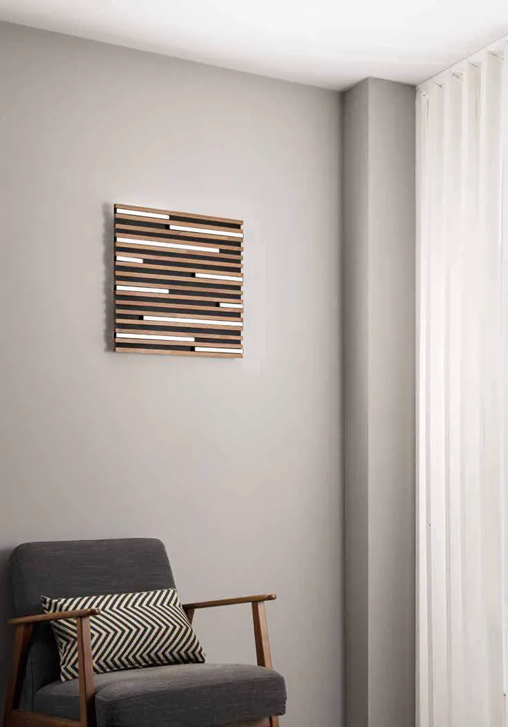 Plafoniera Kuma Fan Europe teak su nero montata a parete sopra una poltrona