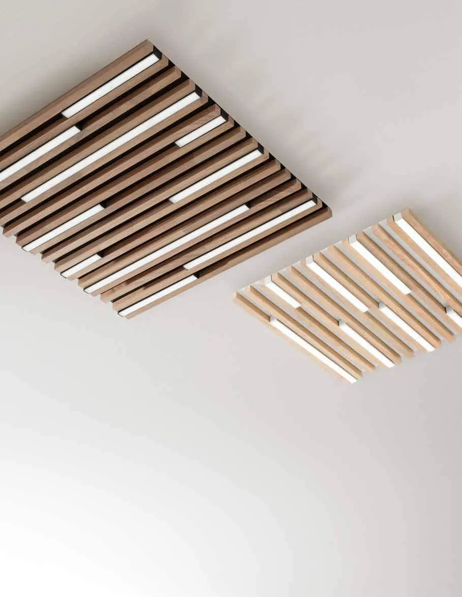 Plafoniere Kuma Fan Europe quadrate in teak e acero su soffitto bianco