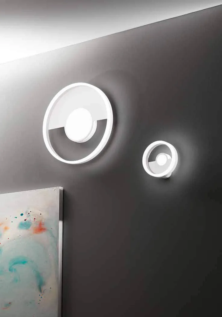 Applique Kandinsky Fan Europe bianche su una parete scura