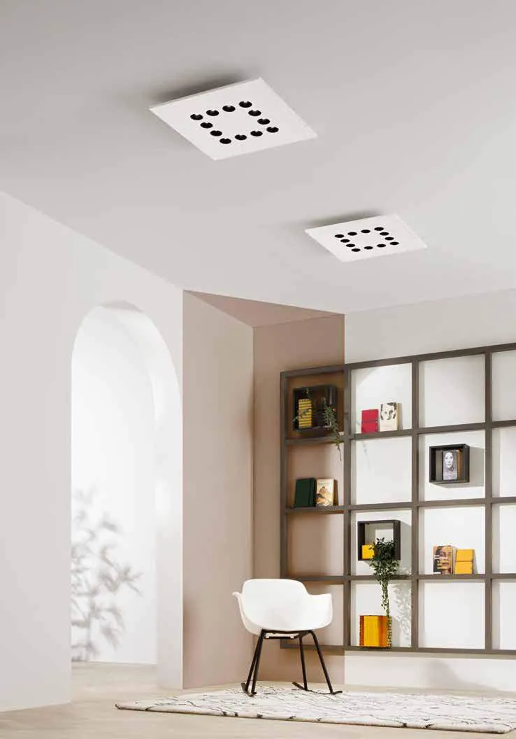 Plafoniere Xico Fan Europe in gesso su un soffitto sopra una libreria