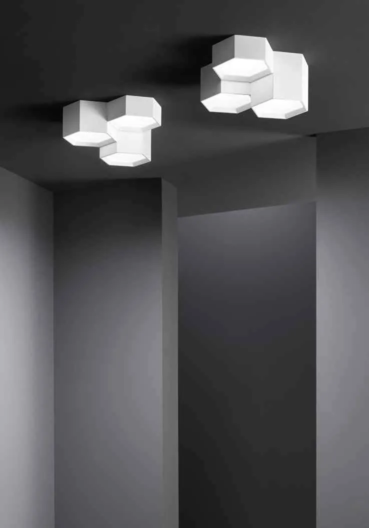 Plafoniere Vortex Fan Europe a tre elementi su soffitto scuro