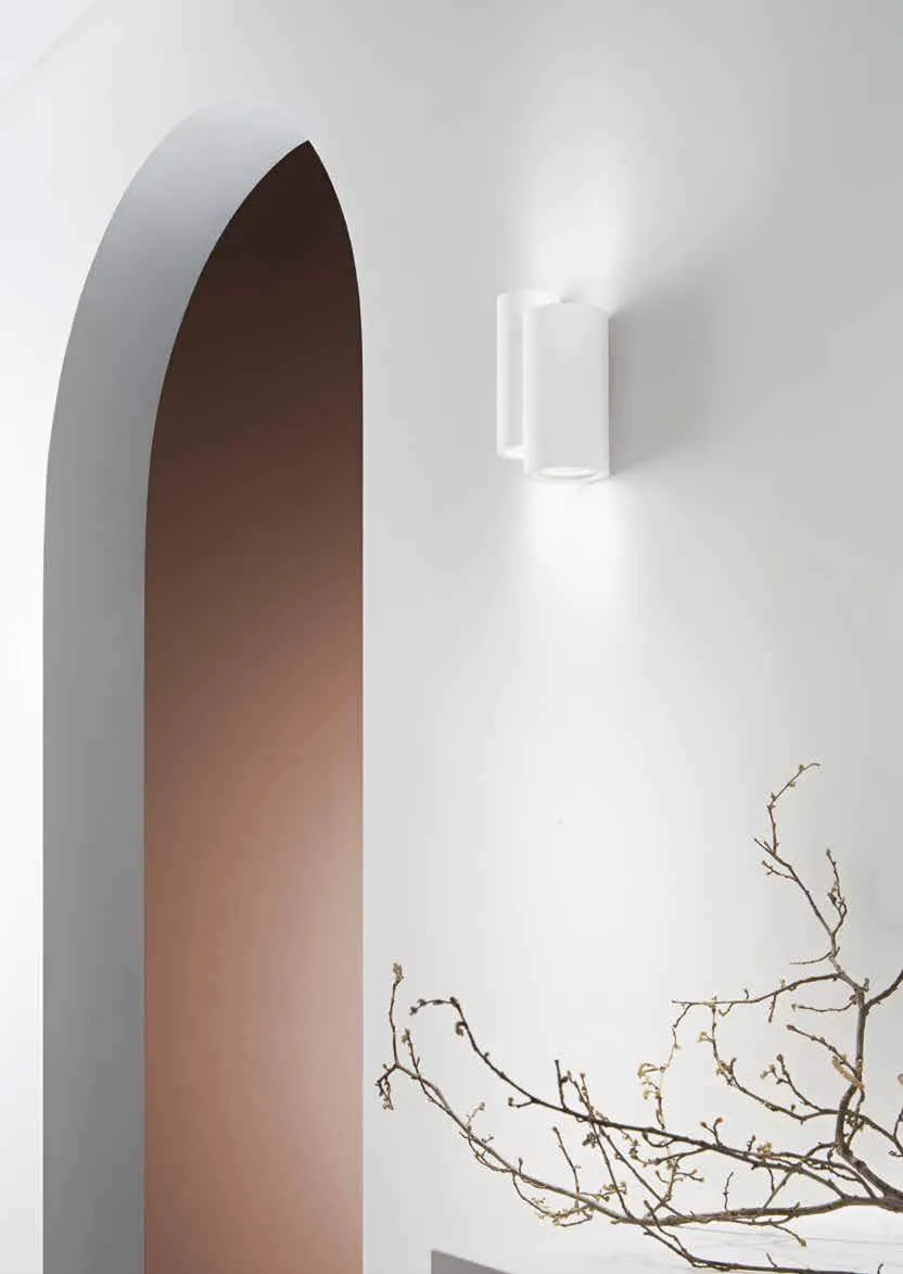 Applique Banjie Fan Europe in gesso accanto a un arco