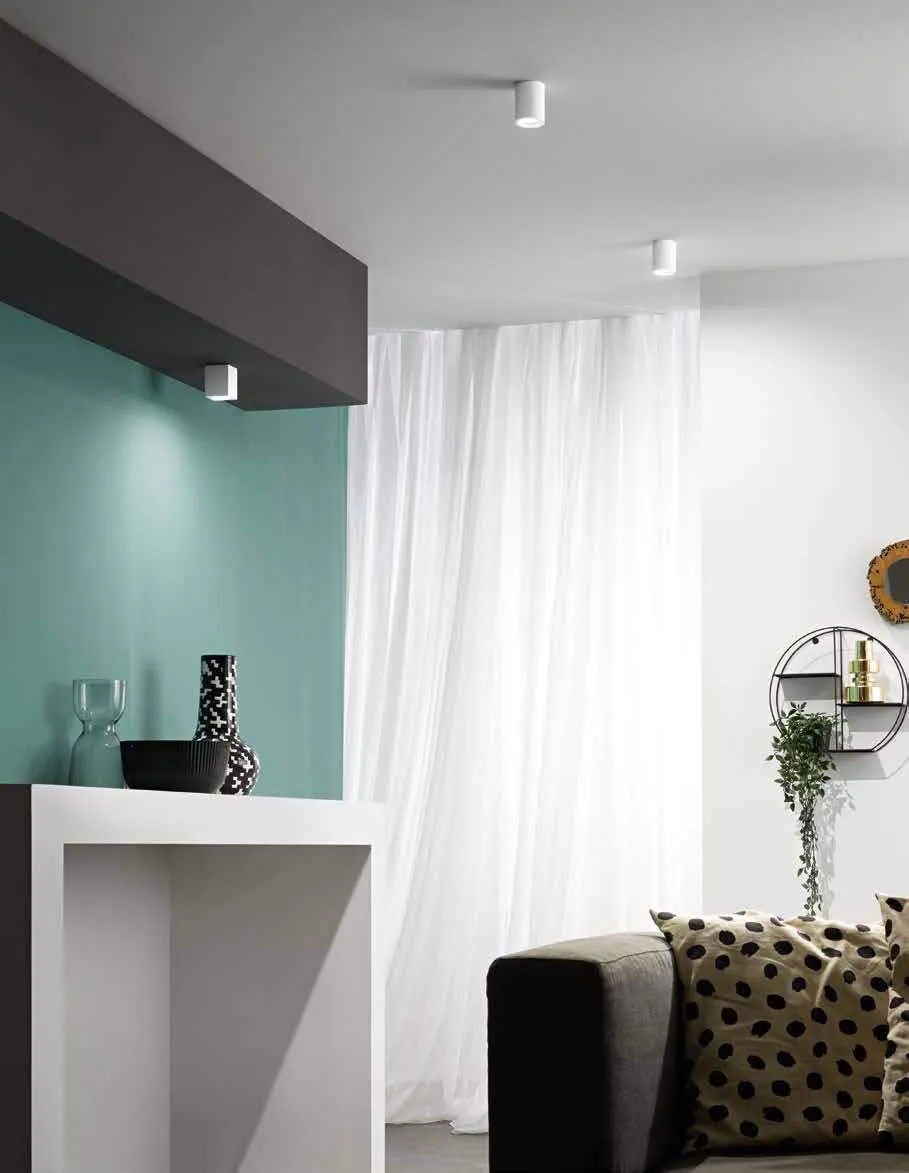 Faretti Space Fan Europe a soffitto in una stanza con parete verde e tende bianche