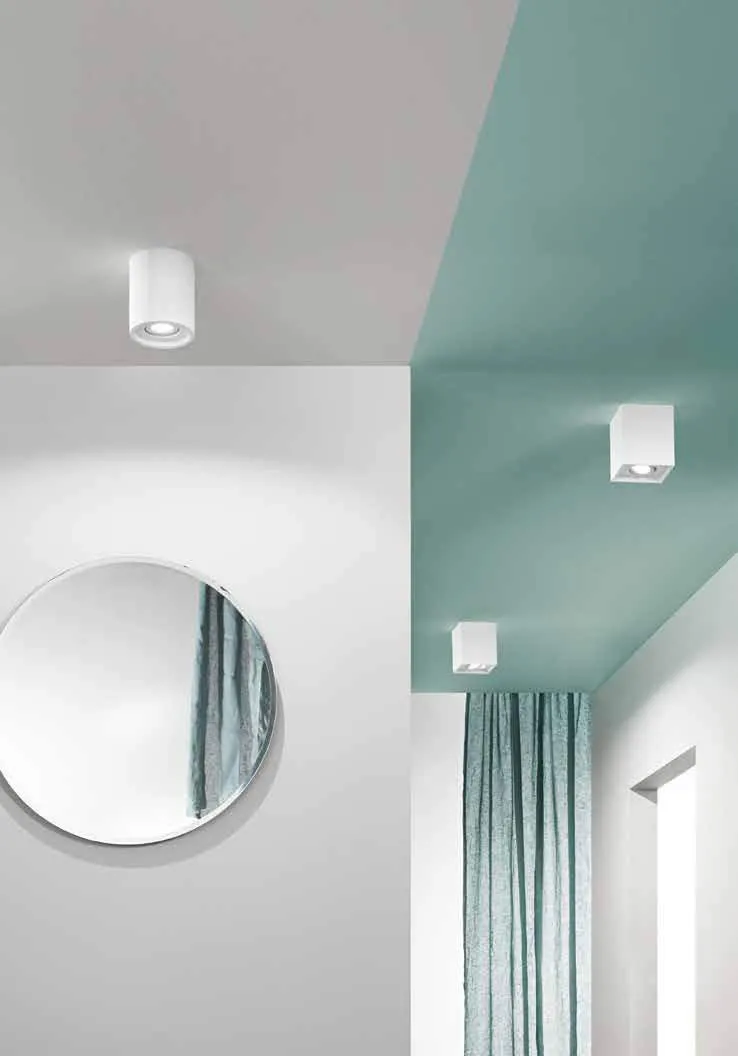 Faretti Space Fan Europe bianchi sopra uno specchio rotondo