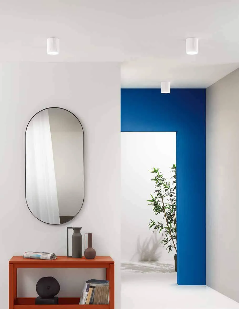 Faretti Naos Fan Europe in gesso a soffitto in un ingresso con specchio ovale