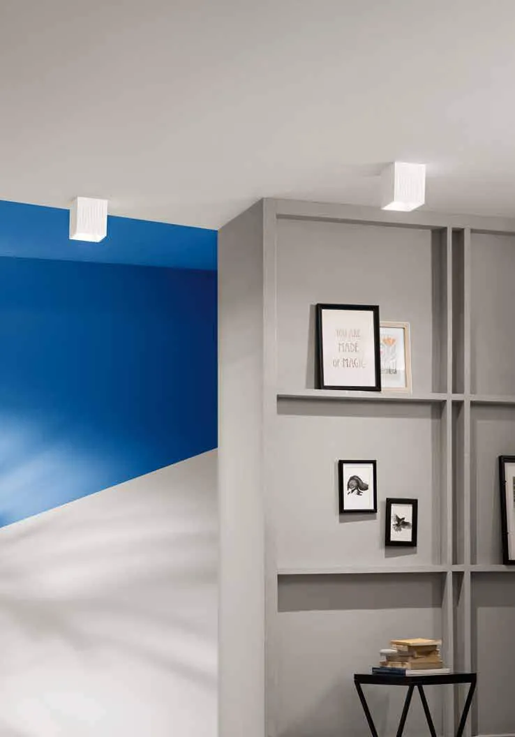 Faretto Naos Fan Europe in gesso a soffitto accanto a una parete blu