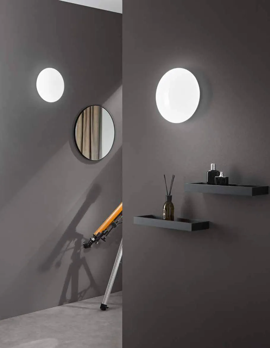 Plafoniere Moon Fan Europe a parete in uno studio con telescopio