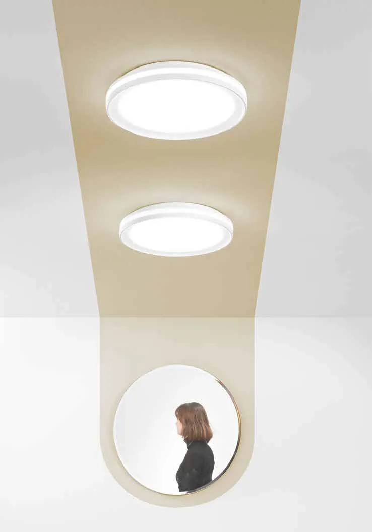 Plafoniere Makeup Fan Europe su soffitto sopra uno specchio rotondo