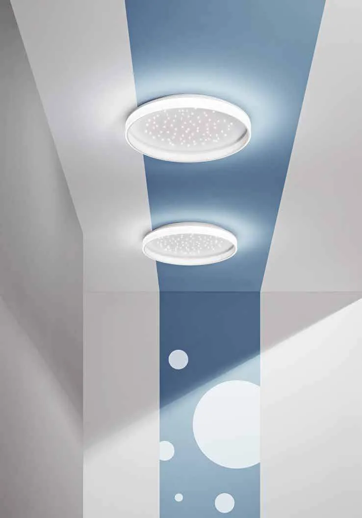 Plafoniere Wish Fan Europe in un corridoio con parete blu decorata