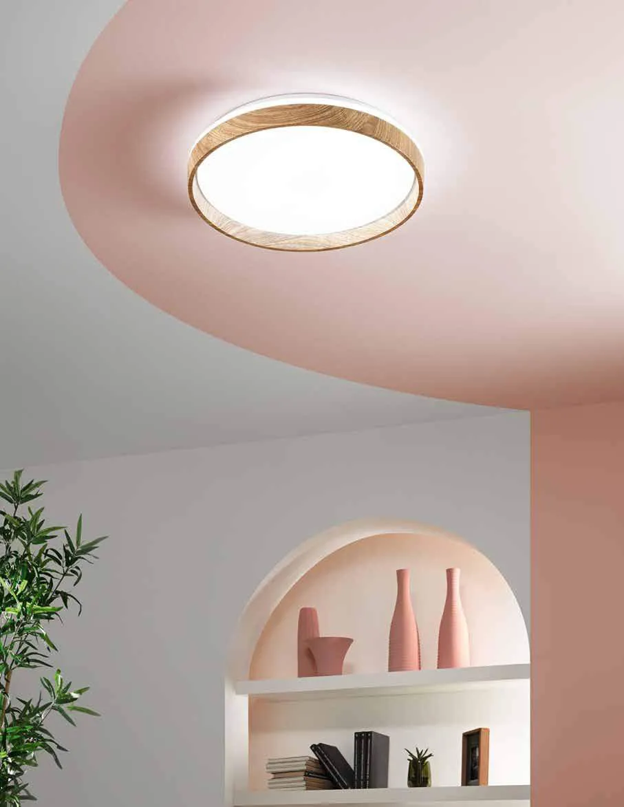 Plafoniera Madera Fan Europe con cornice effetto legno sotto un soffitto rosa
