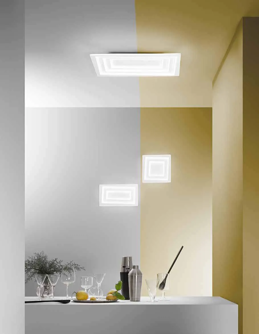 Plafoniera e applique Hypnotic Fan Europe in un angolo con parete ocra
