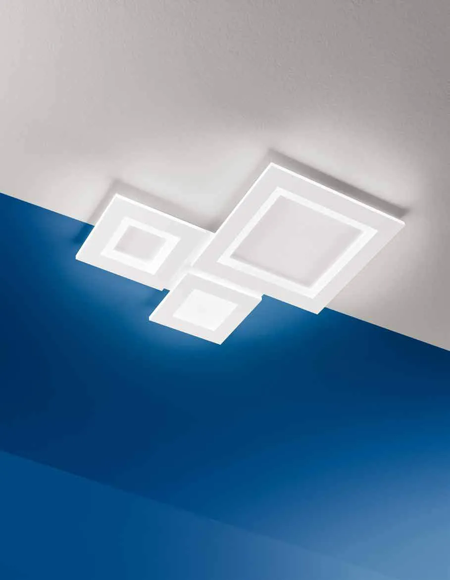 Plafoniera Albers Fan Europe a quadrati sovrapposti sopra una parete blu
