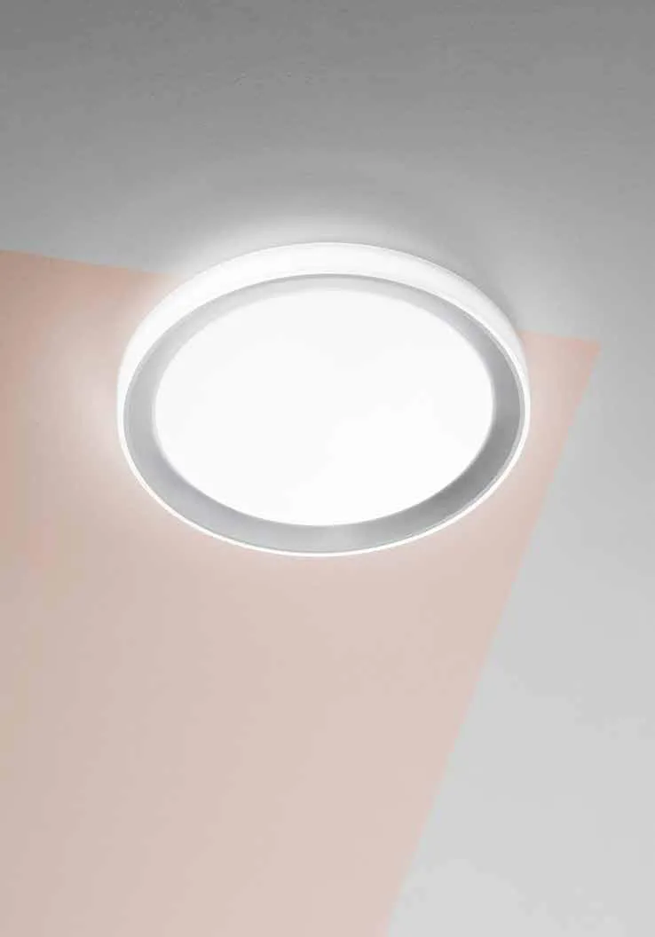 Plafoniera Neon Fan Europe rotonda con bordo argentato su soffitto rosa e bianco