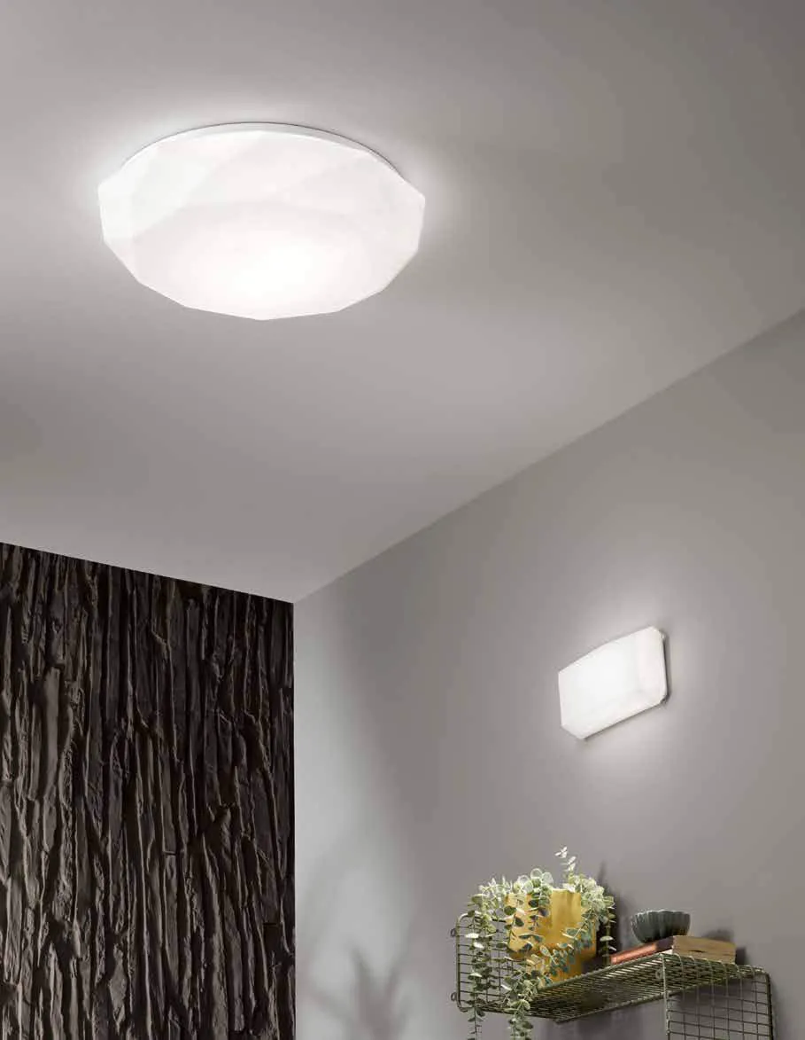 Plafoniera e applique Sinope Fan Europe in una stanza con parete scura