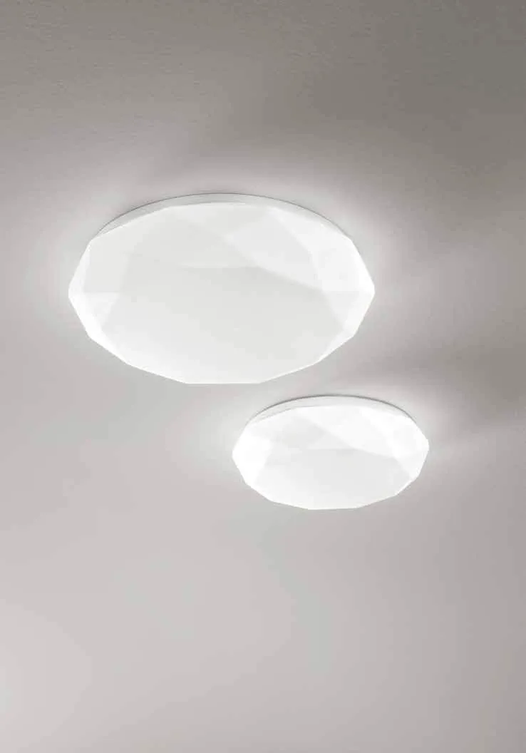 Due plafoniere Sinope Fan Europe sfaccettate su soffitto bianco