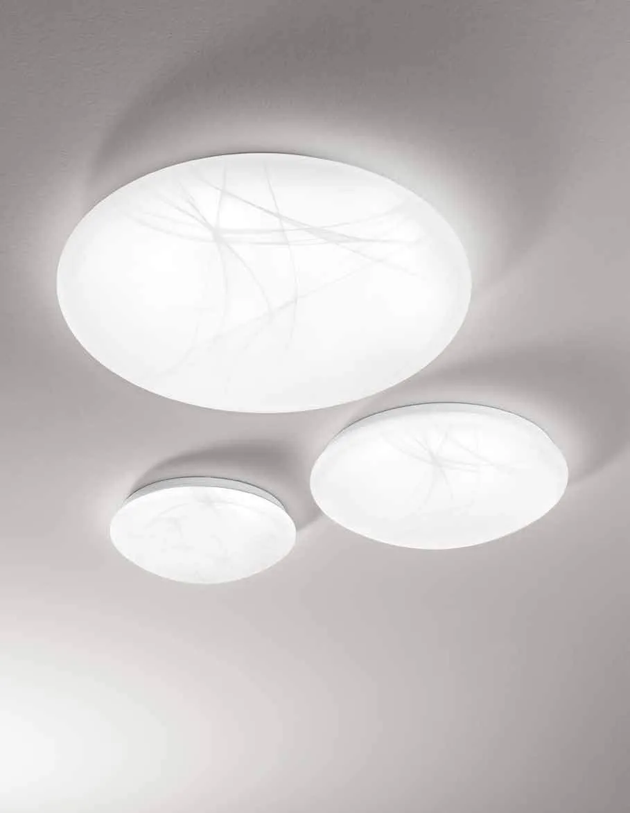 Plafoniere Dyana Fan Europe con decoro alabastro su soffitto bianco