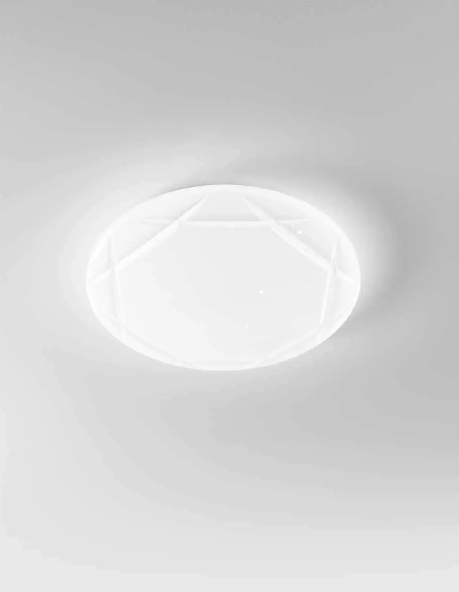Plafoniera Elixir Fan Europe con incisioni geometriche su soffitto bianco