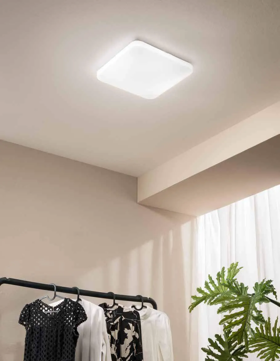Plafoniera Sun Fan Europe quadrata in una cabina armadio con pianta