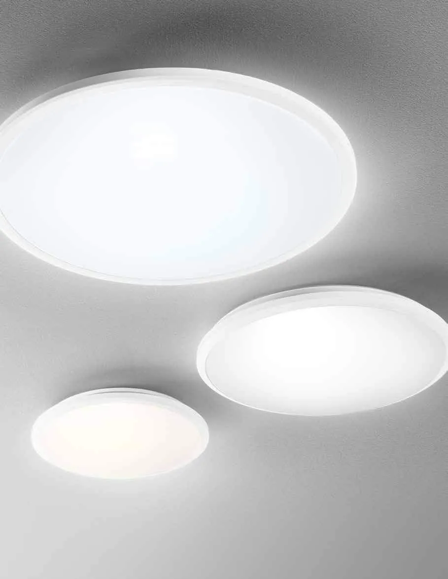 Plafoniere Mayfair Fan Europe in tre misure su soffitto bianco
