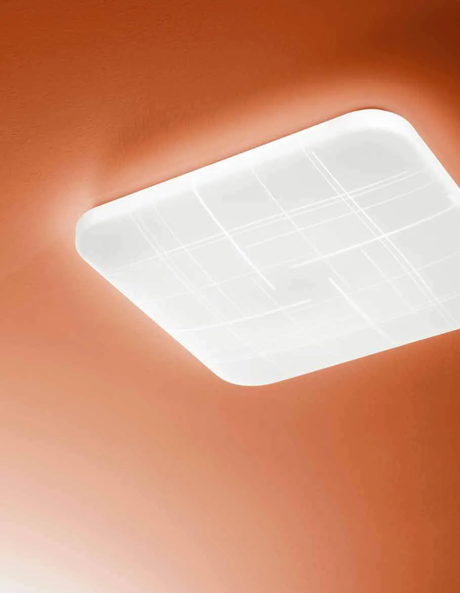 Plafoniera Trygo Fan Europe quadrata su soffitto con parete arancione