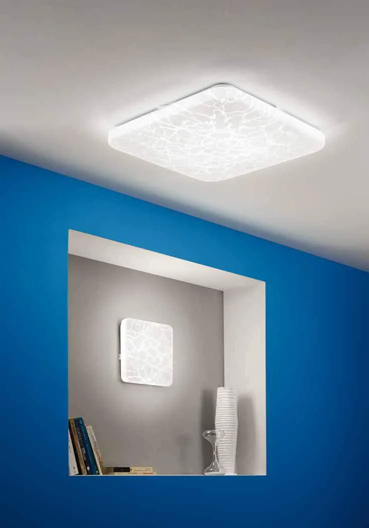 Plafoniera e applique Growler Fan Europe in una stanza con parete blu