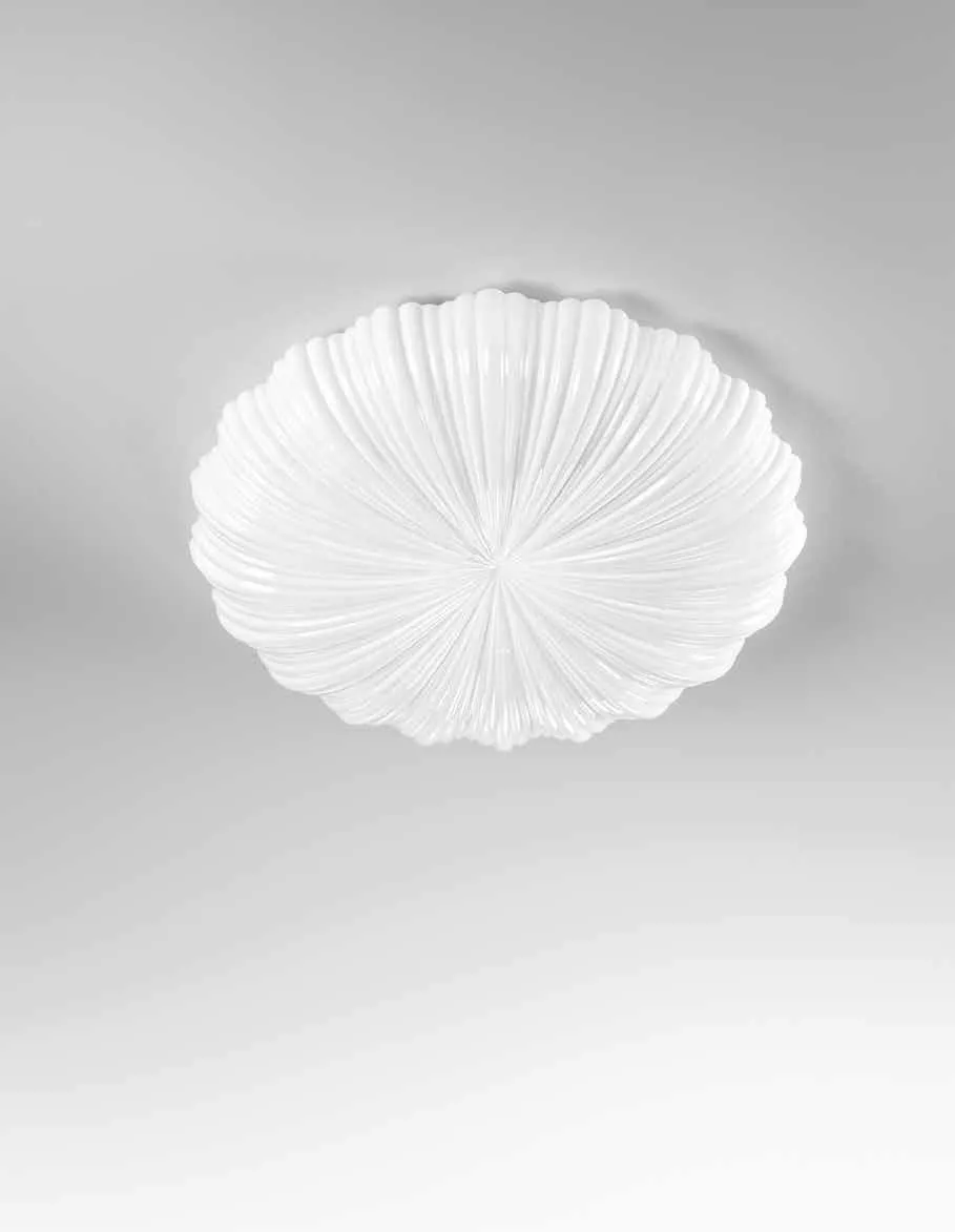 Plafoniera Spring Fan Europe a petali incisi su soffitto bianco