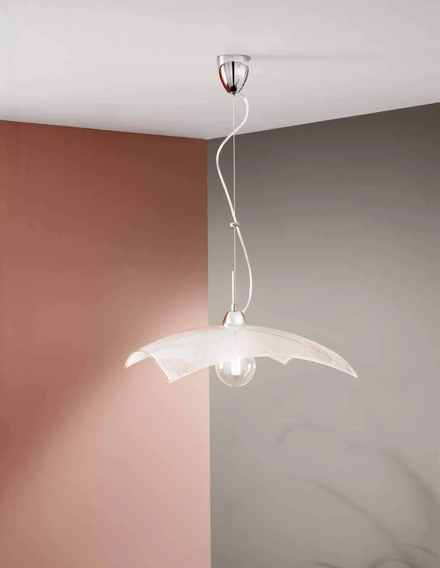 Lampada a sospensione Mirò Fan Europe in vetro curvato in una stanza rosa