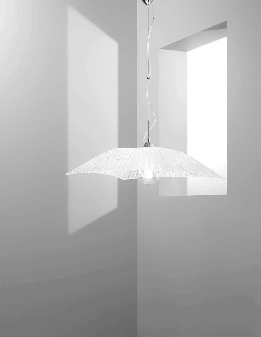 Lampada a sospensione Iside Fan Europe in vetro bianco accanto a una finestra