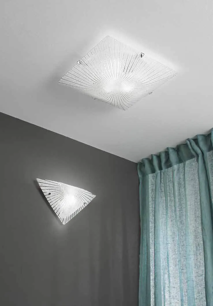 Applique triangolare e plafoniera Iside Fan Europe in un angolo grigio