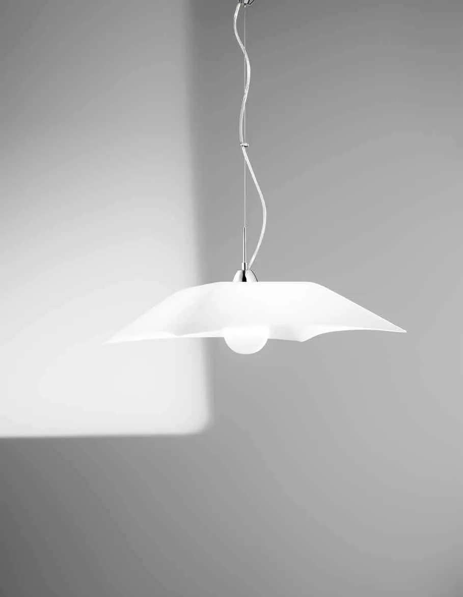 Lampada a sospensione Osiride Fan Europe in vetro bianco su fondo chiaro