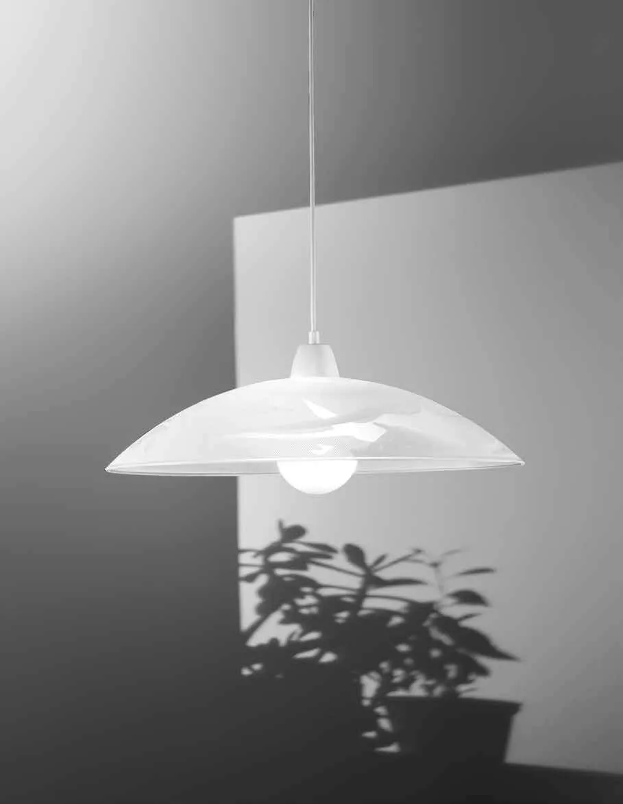 Lampada a sospensione Alabastro Fan Europe con ombre di piante sulla parete