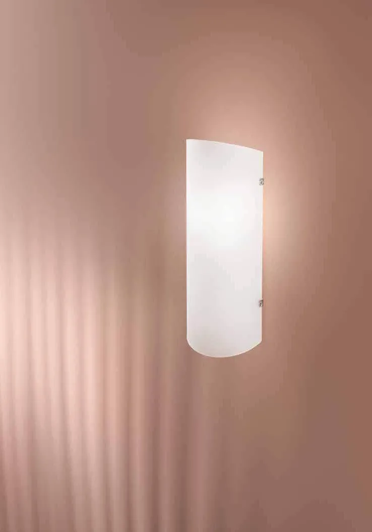 Applique Amy Fan Europe in vetro bianco curvo su parete rosa