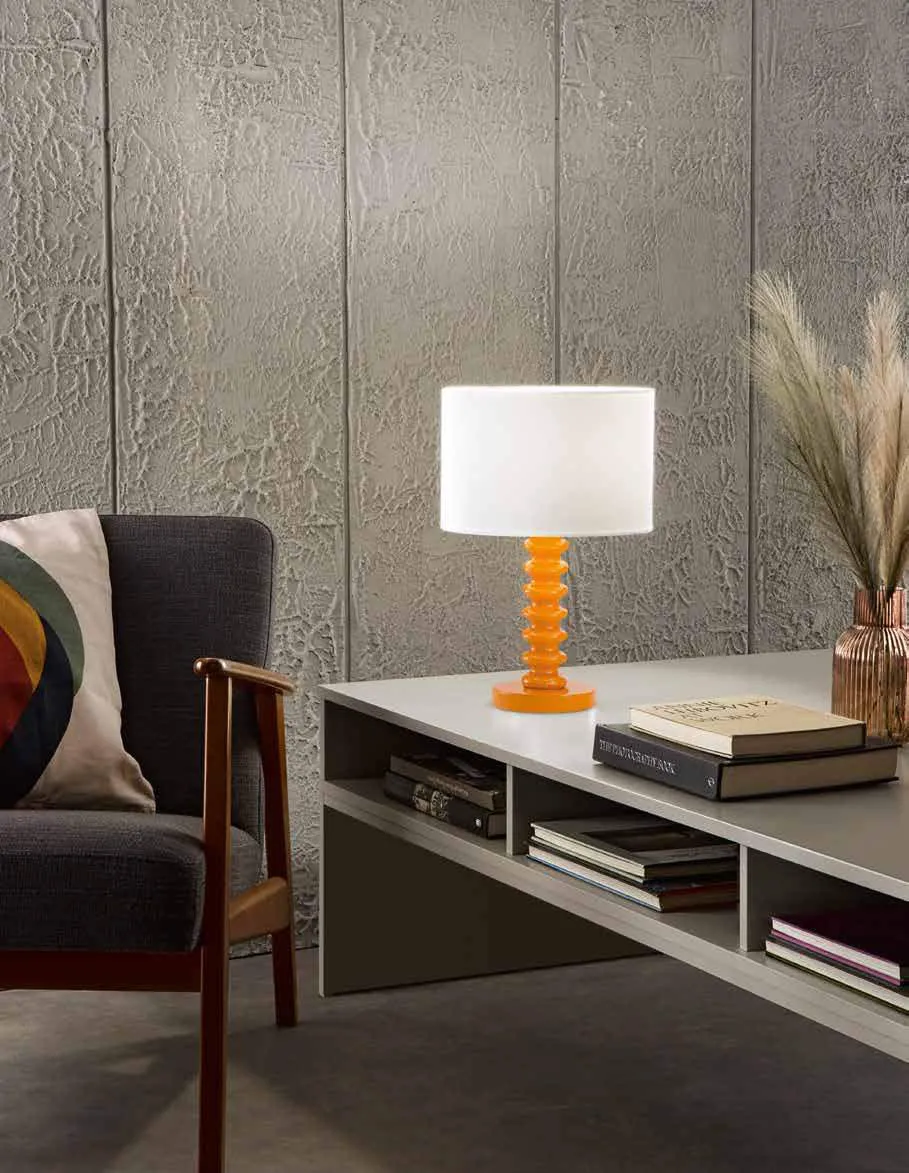 Lume Sultan Fan Europe con base arancio su un mobile basso in soggiorno