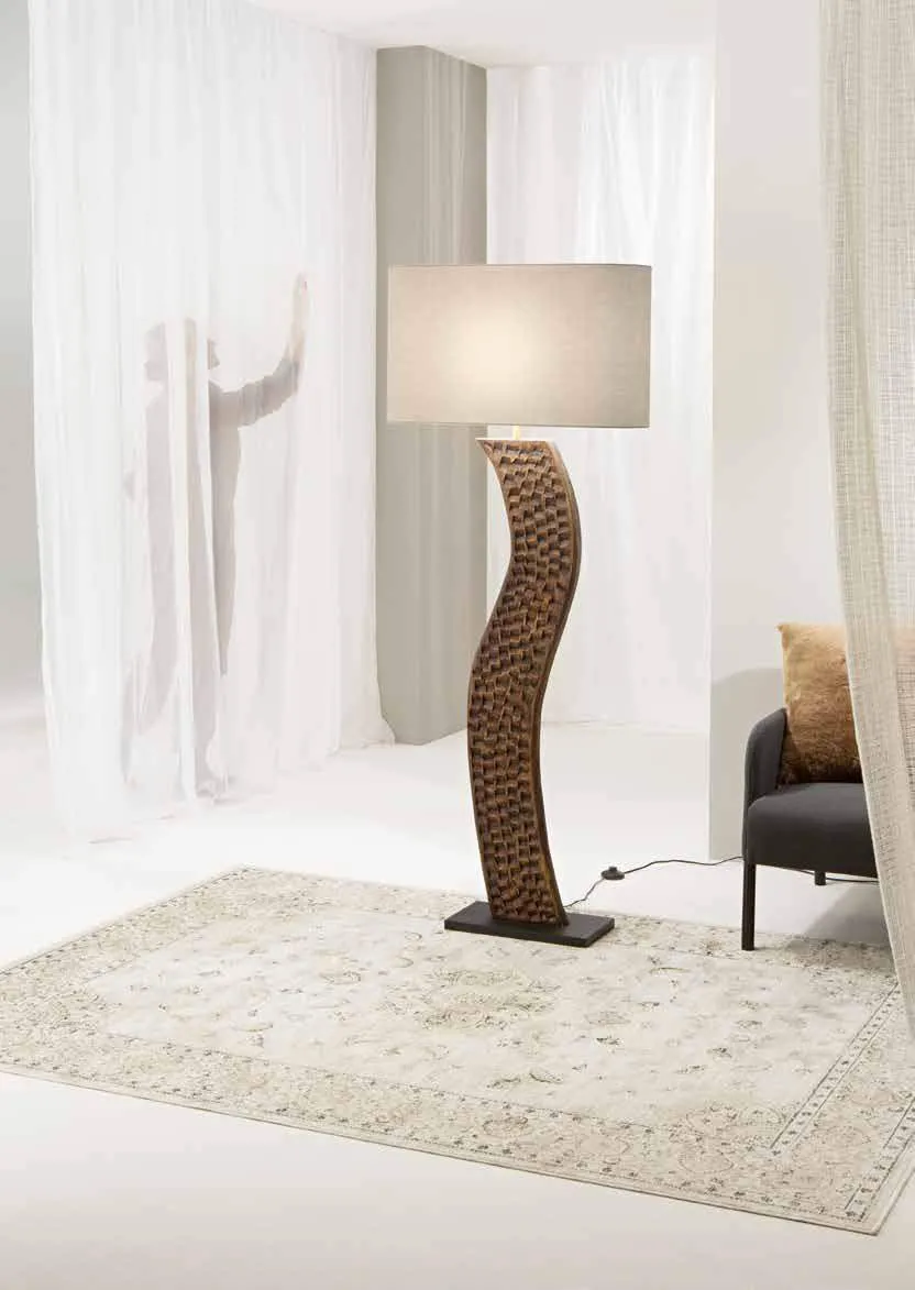 Piantana Acacia Fan Europe in legno sinuoso in un soggiorno luminoso