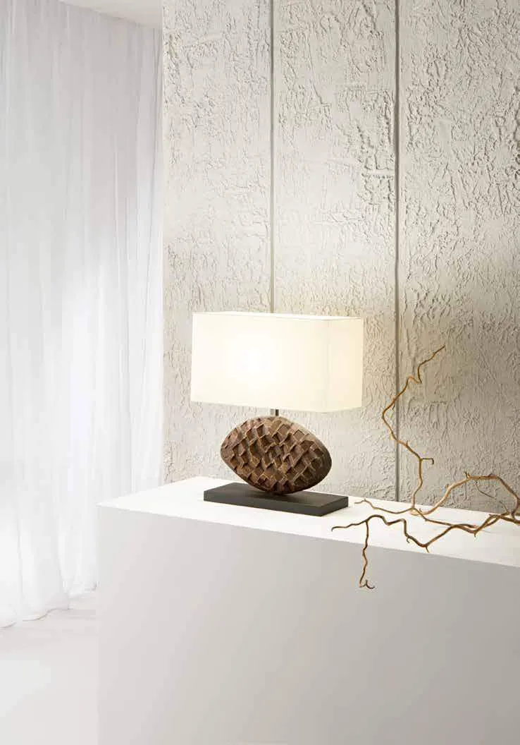Lume Acacia Fan Europe in legno su una mensola bianca