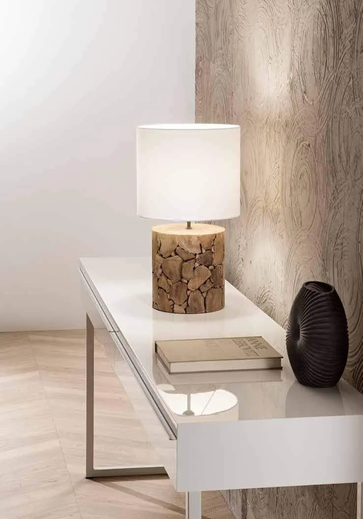 Lume Xylo Fan Europe in legno naturale su una consolle bianca