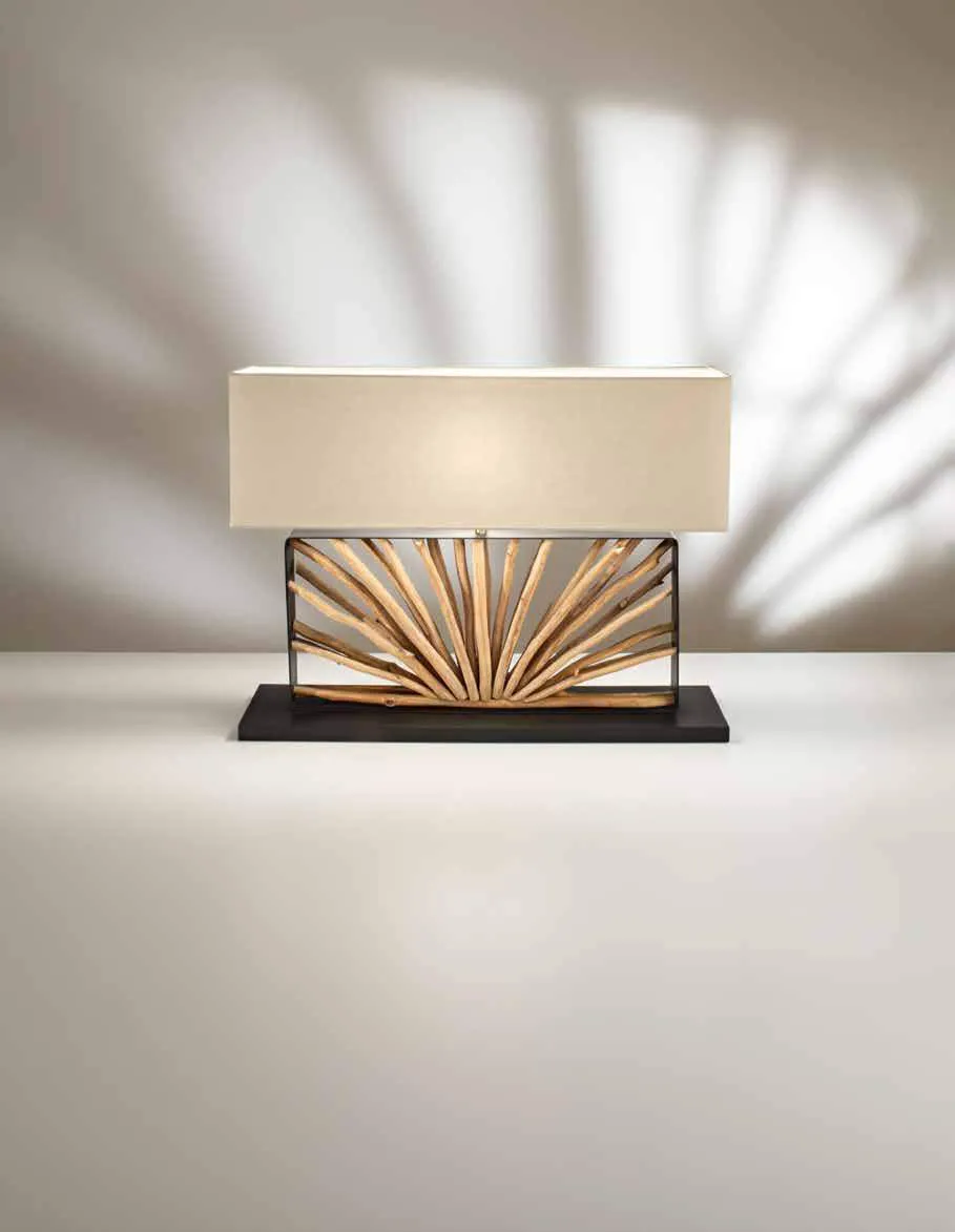 Lume Ethereal Fan Europe con base a raggiera di rami e ombre sulla parete