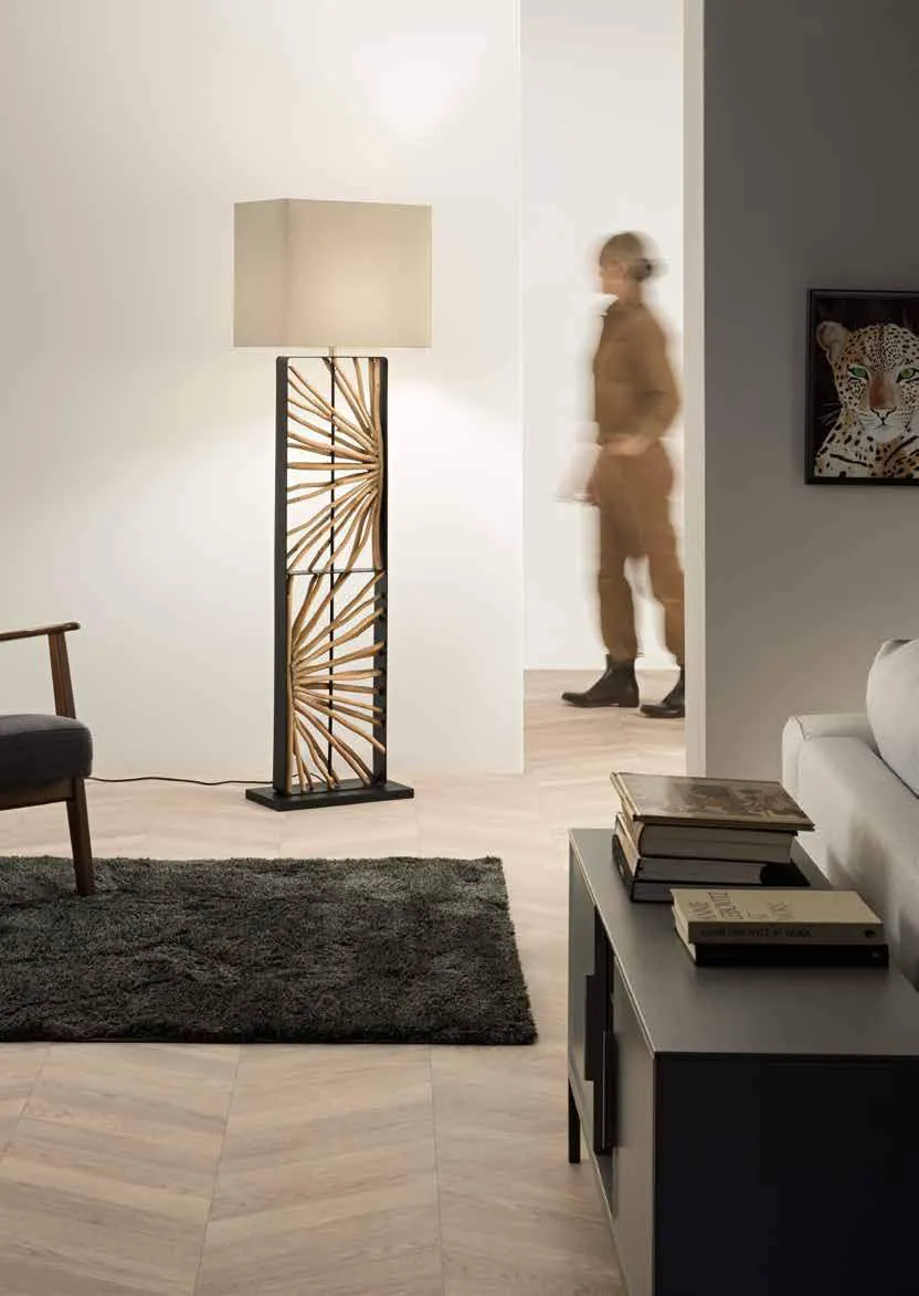 Piantana Ethereal Fan Europe in legno accanto a un mobile scuro