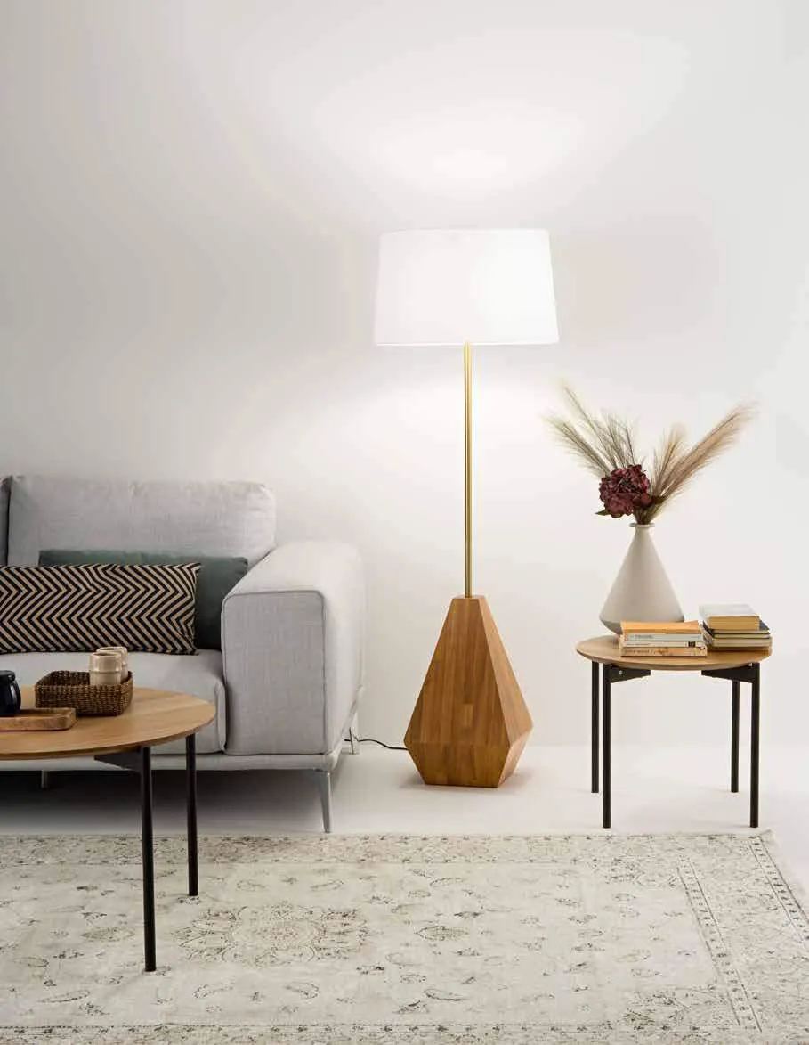 Piantana Munari Fan Europe con base in legno sfaccettata in un soggiorno
