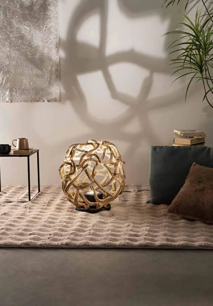 Lampada Epigea Fan Europe a sfera intrecciata appoggiata su un tappeto