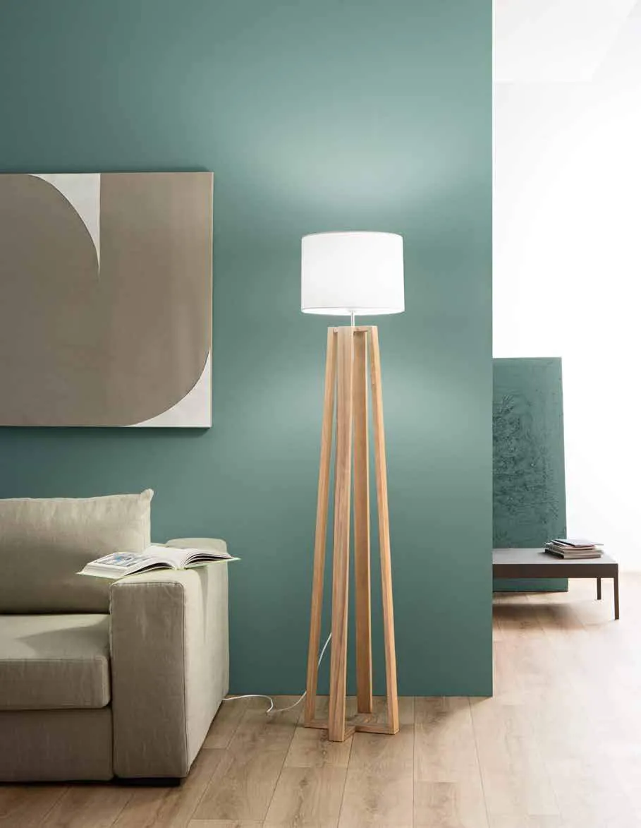 Piantana Berry Fan Europe a treppiede in legno davanti a una parete verde