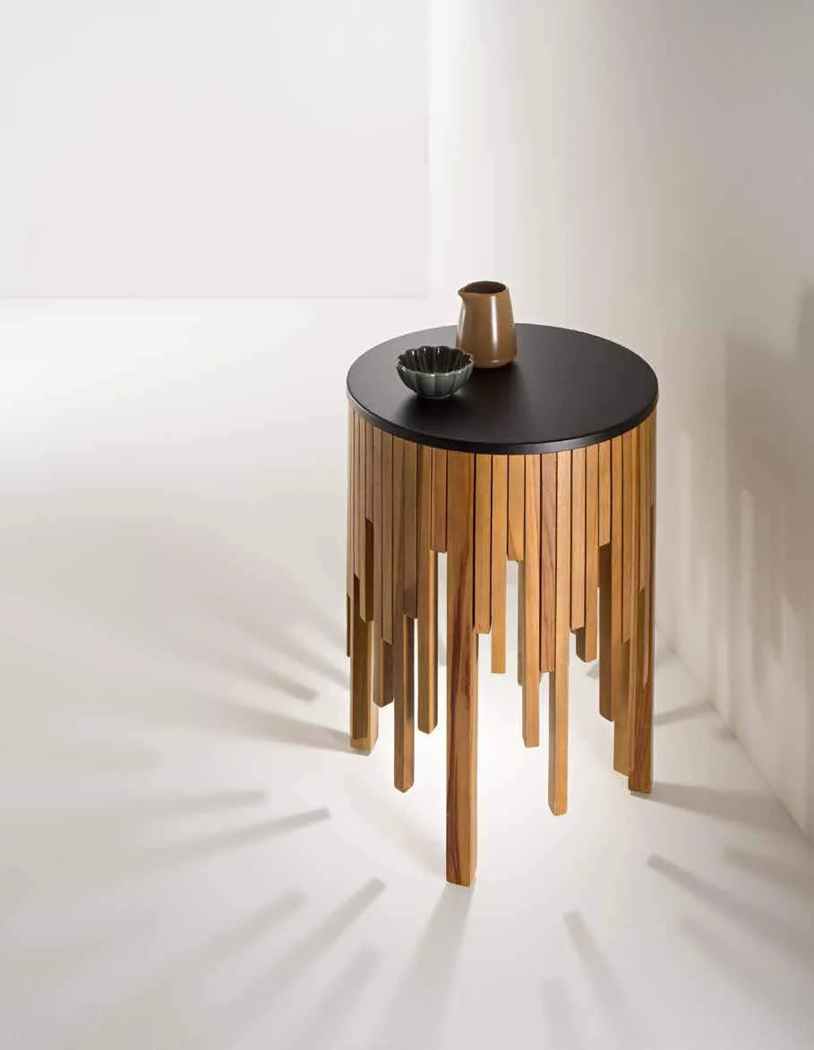 Tavolino luminoso Kengo Fan Europe con listelli dorati e luce a terra