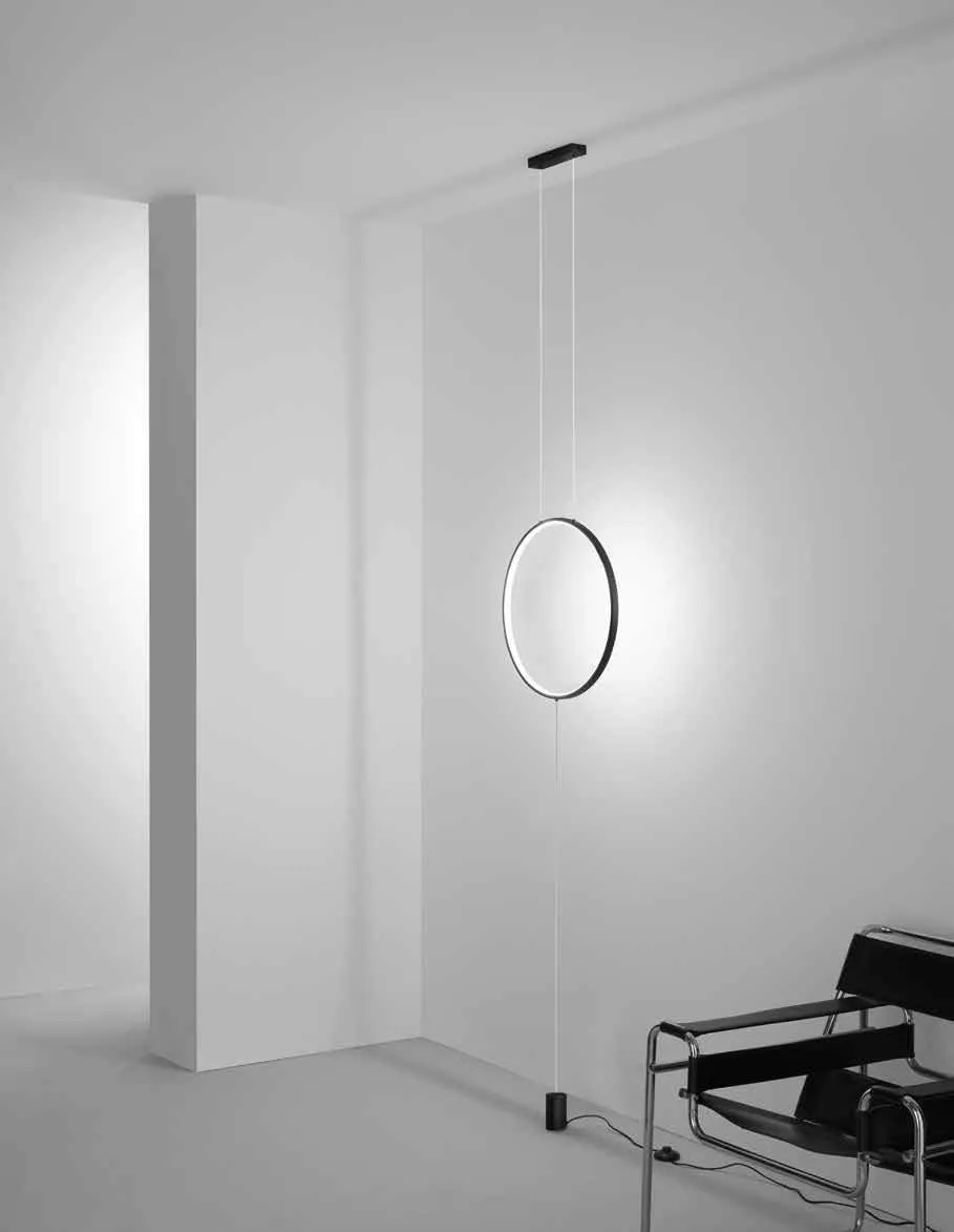 Lampada Portal Fan Europe ad anello luminoso appesa a un cavo in una stanza bianca