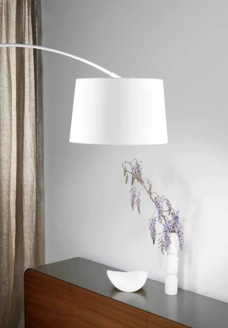 Piantana ad arco Dream Fan Europe bianca sopra un mobile in legno
