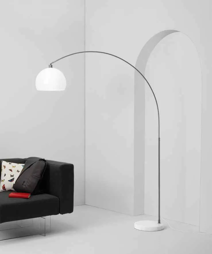 Piantana ad arco Plaza Fan Europe con cupola bianca accanto a un divano nero