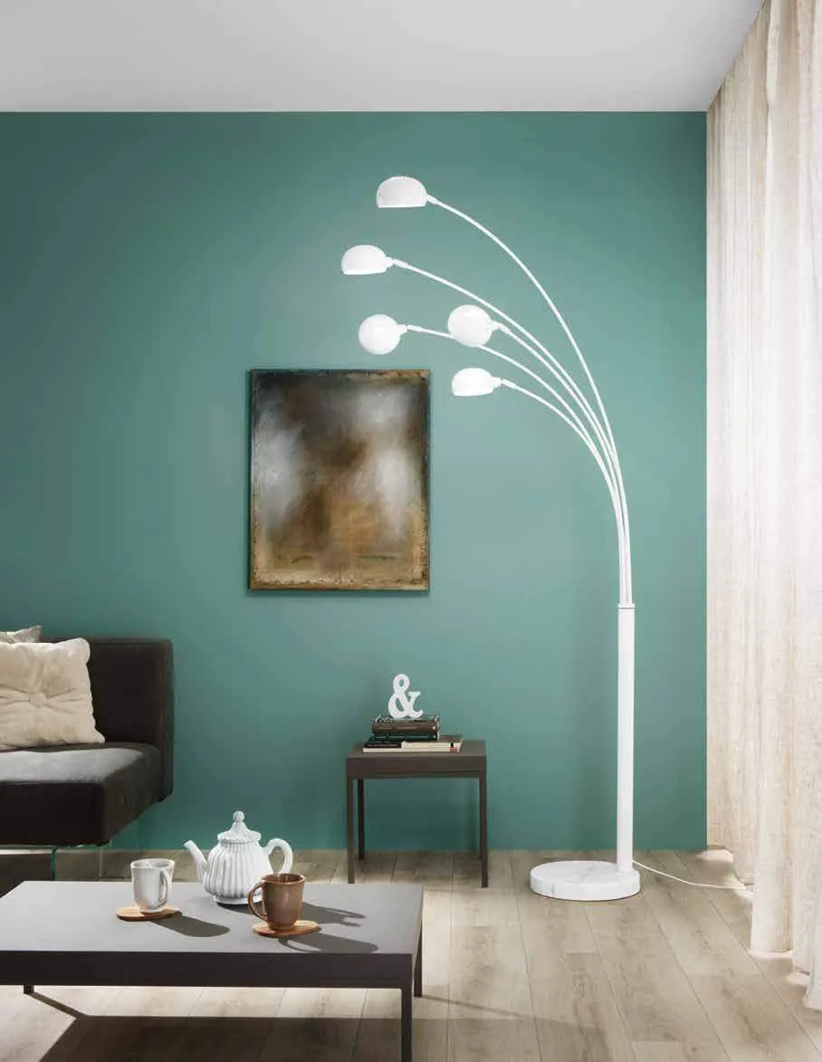 Piantana Eracle Fan Europe bianca a cinque bracci in un soggiorno verde