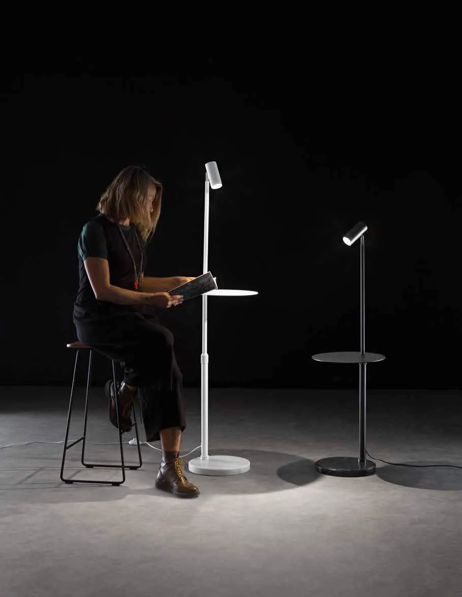 Piantane Relax Fan Europe con ripiano accanto a una donna che legge